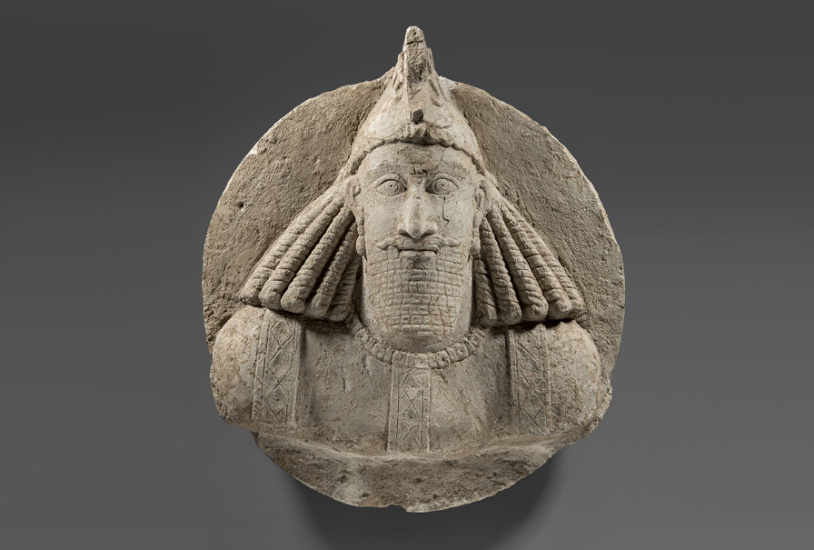 گچبری با نقش نیم‌ تنه مرد، حاجی‌آباد،فارس